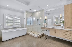 Shower, towels - SunnySide: Private beach steps away, FREE golfcart, Heated pool, Luxury home (Destin)