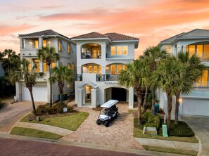 Exterior - SunnySide: Private beach steps away, FREE golfcart, Heated pool, Luxury home (Destin)