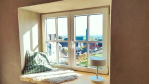 A window seat with a cushion, a lamp, and a view of a rural landscape. - SOUTH1 - Peace and quiet between Moselle and Hunsrück (Grenderich)