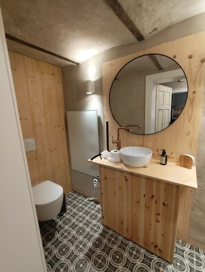 タオル、トイレットペーパー