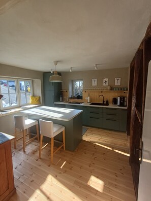 Frigorífico, horno, placa de cocina y lavavajillas