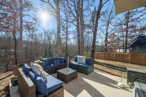 Terrace/patio - Bella Vista Basecamp a charming 3 bedroom home in the heart of NW Arkansas! (Bella Vista)