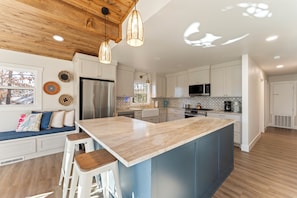 Fridge, microwave, oven, stovetop - Bella Vista Basecamp a charming 3 bedroom home in the heart of NW Arkansas! (Bella Vista)