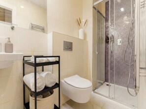 Douche, sèche-cheveux, serviettes fournies, savon