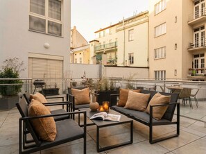 Outdoor dining - Emora - Stylish Apartment with Terrace (Praha)