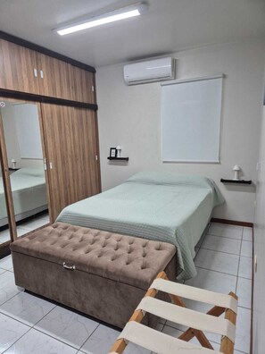 Tabla de planchar con plancha, internet y ropa de cama 