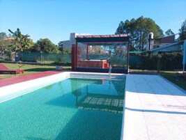 Una piscina al aire libre