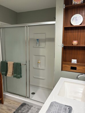 Jabón, shampoo, papel de baño 