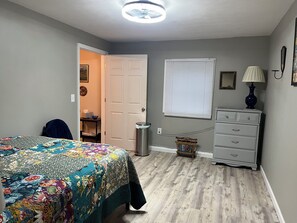 Iron/ironing board, free WiFi - The Crawford Suite (Meadville)