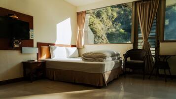 Classic Twin Room | Desk