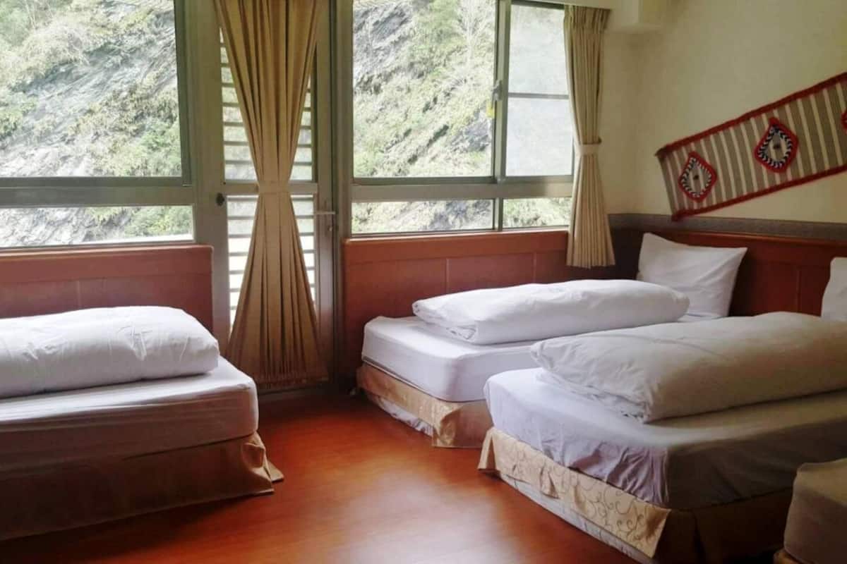 Classic-Vierbettzimmer | Schreibtisch