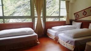 Classic-Vierbettzimmer | Schreibtisch