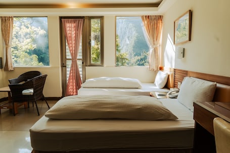 Classic Twin Room. tienhsiang youth activity center