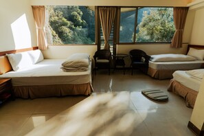 Classic Quadruple Room - tienhsiang youth activity center (Xiulin)