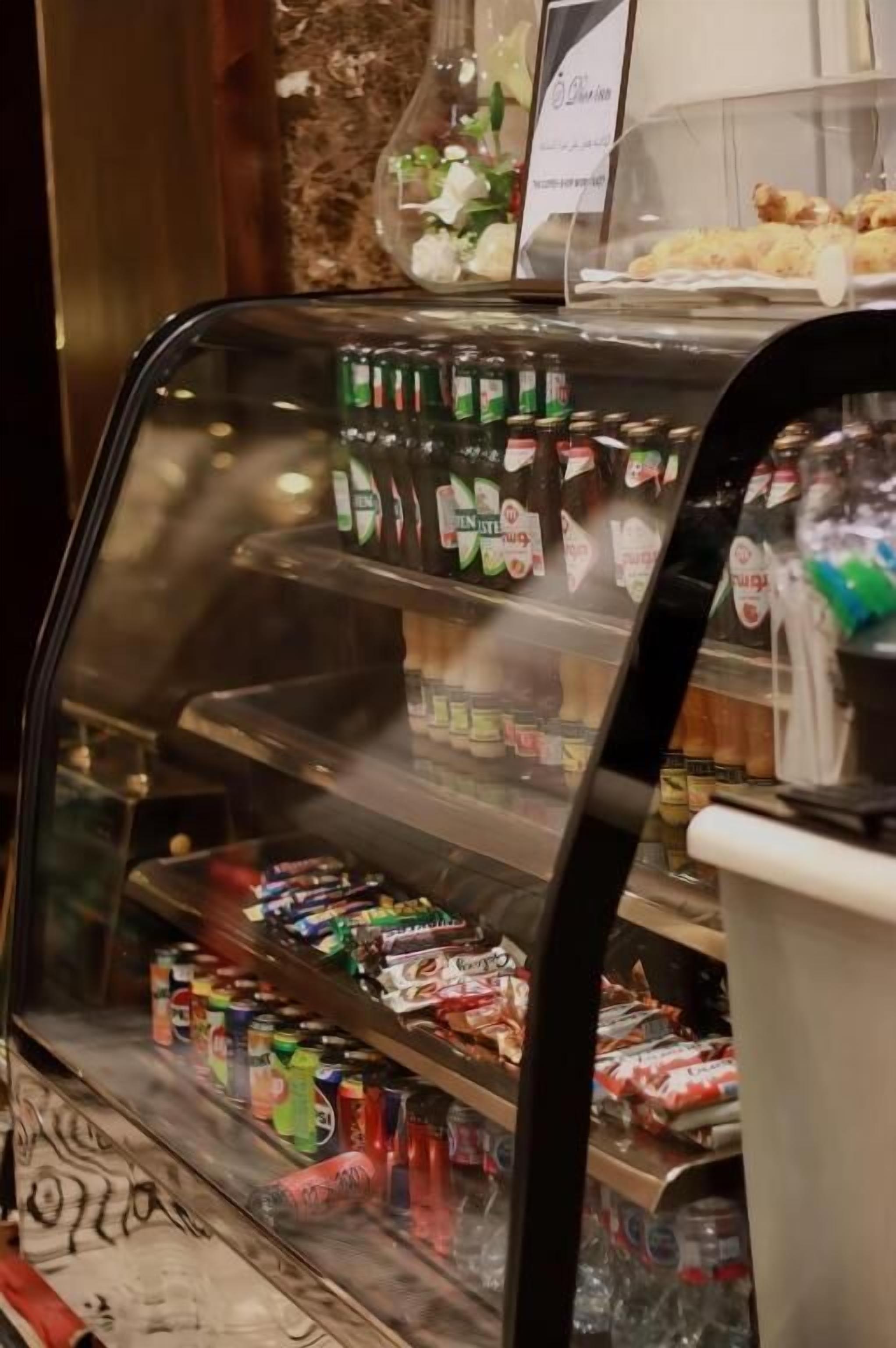 Una vitrina con diversos alimentos y bebidas.