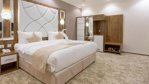 Una camera da letto moderna con un letto grande, comodini, un armadio e uno specchio.