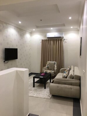 Basic Suite, 1 Bedroom | Living area