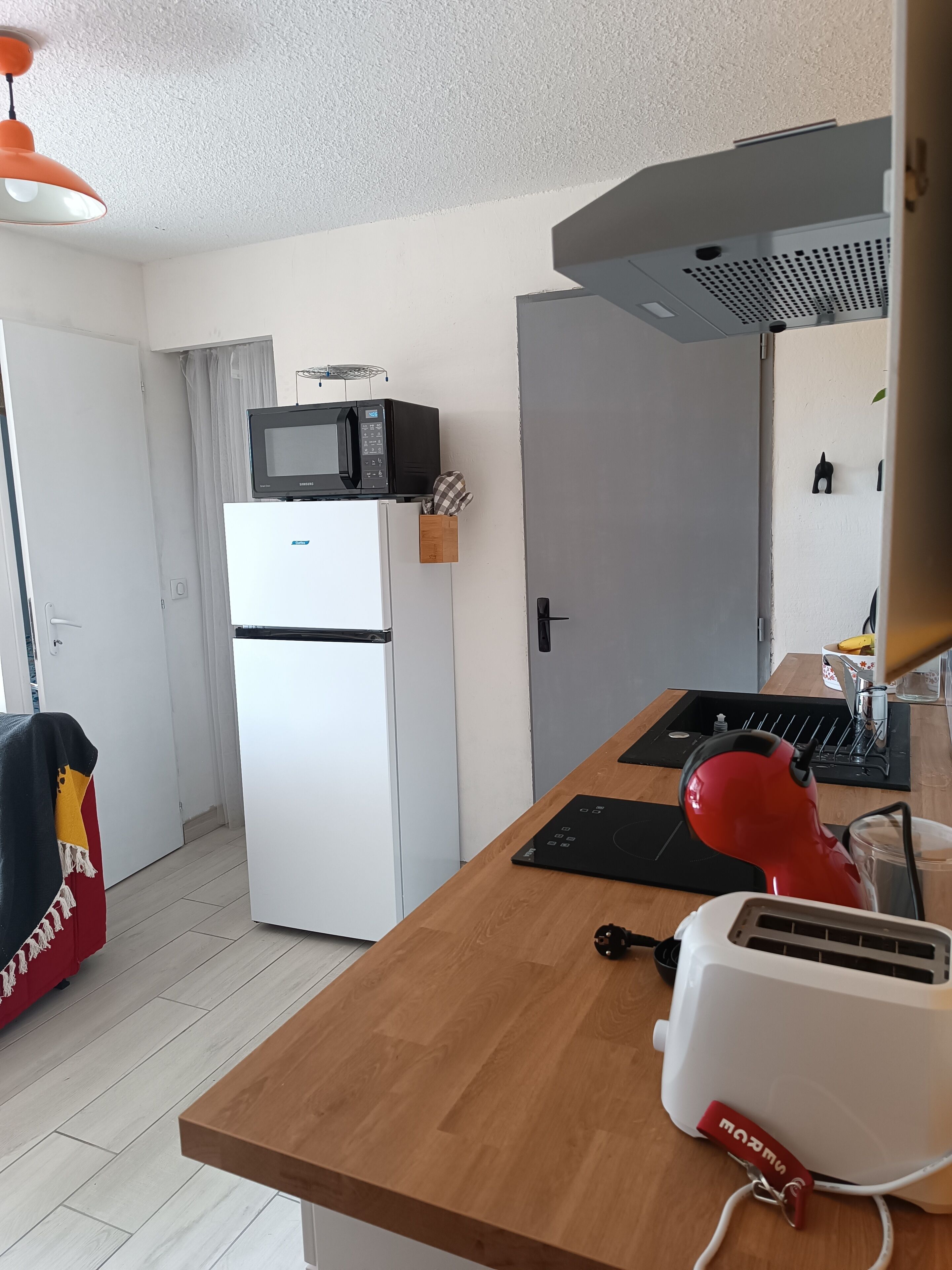 Micro-ondes, four, plaque de cuisson