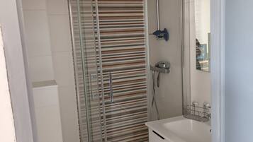Douche, sĂšche-cheveux, savon, papier toilette