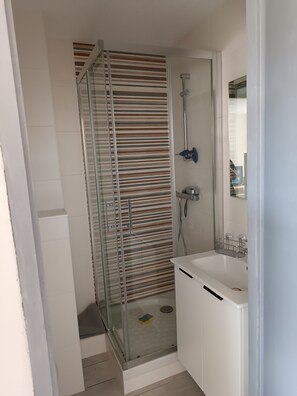 Dusche, Haartrockner, Seife, Toilettenpapier