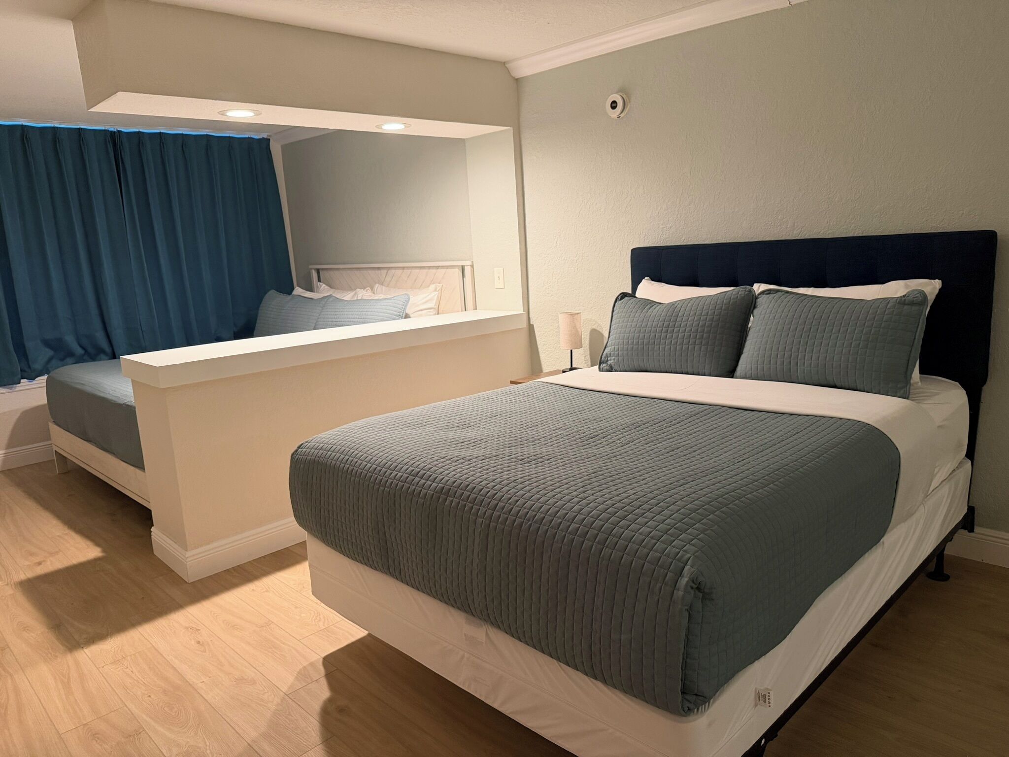 Didekorasi berbeda-beda dan dilengkapi dengan perabotan berbeda-beda