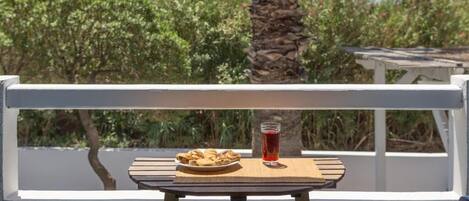 Studio, vue sur la cour intérieure | Restauration en plein air