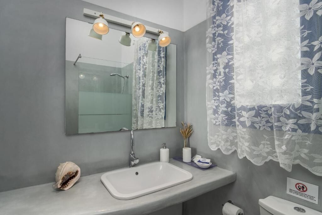 Estudio, balcón, vistas al patio | Baño