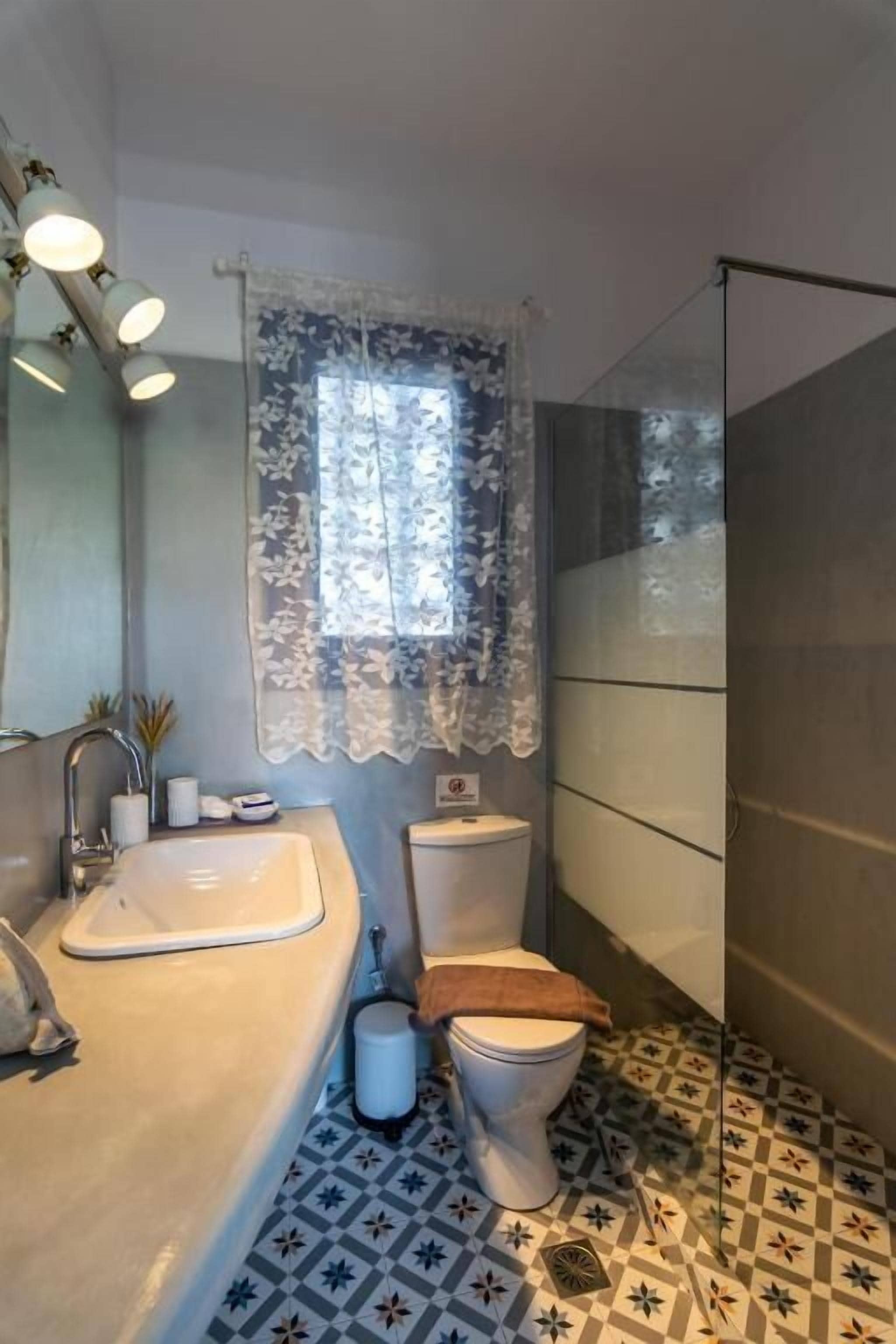 Studio, balcon, vue cour intérieure | Salle de bain