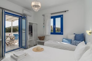 Studio, vue partielle sur la mer