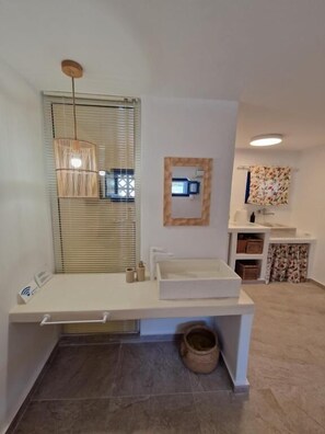 Studio, vue cour intérieure | Salle de bain
