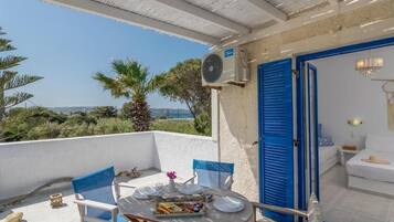 Studio, vue partielle sur la mer | Restauration extérieure