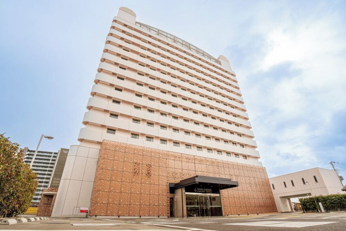 Ein mehrstöckiges Hotel mit modernem Design, das eine markante Eingangspartei und eine Ziegel-Fassade aufweist.