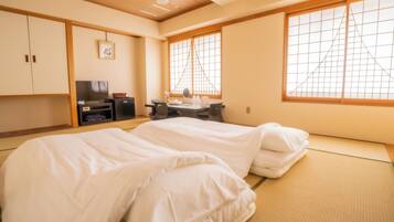 Japanese-style Room | Desk, laptop workspace, free WiFi