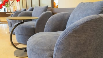 Coin salon dans le hall