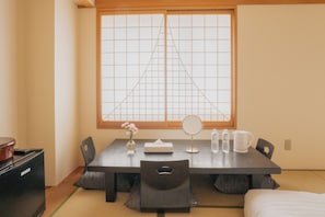 Habitación de estilo japonés | Escritorio y espacio para trabajar con un portátil