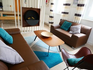 Una Smart TV, un reproductor de DVD, una mesa de tenis de mesa, libros