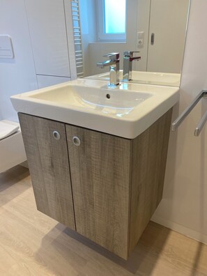 Ducha, secador de pelo, toallas y jabón