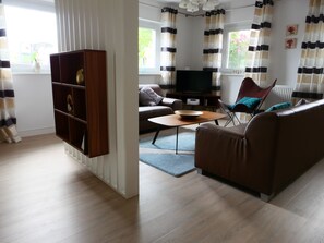 Smart-TV, DVD-Player, Tischtennisplatte, Bücher