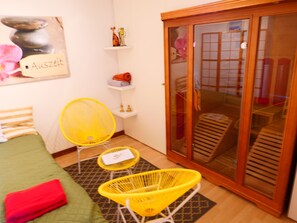 Tabla de planchar con plancha, cuna de viaje, wifi gratis y ropa de cama