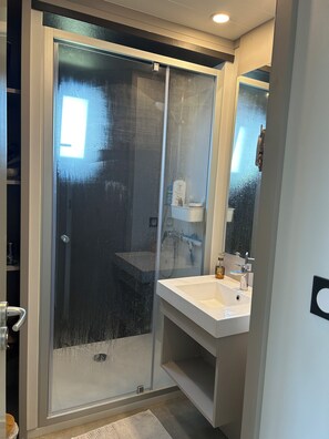 Dusche, Haartrockner, Seife, Toilettenpapier