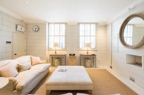 TV, books - Parkside Mews – 3 Bedroom Home with Garden (London)