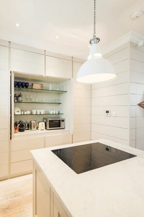 Fridge, microwave, oven, stovetop - Parkside Mews – 3 Bedroom Home with Garden (London)