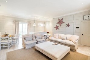 TV, books - Parkside Mews – 3 Bedroom Home with Garden (London)