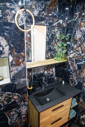 Doccia, asciugacapelli, asciugamani, sapone