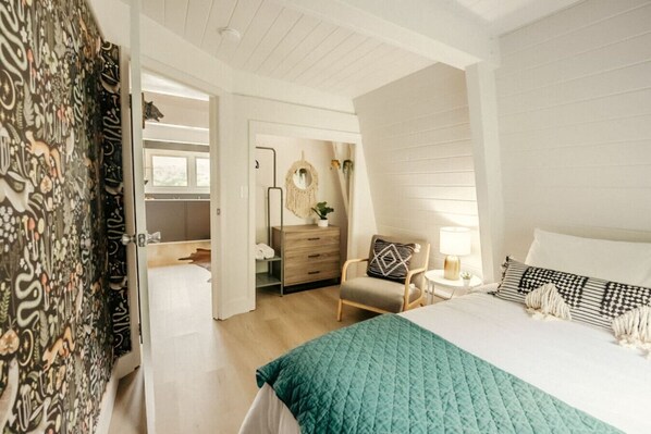 4 bedrooms, desk, WiFi, bed sheets - WANDERLAKE A-frame - SKI, Ride, GOLF, BIKE, HIKE (Lanesville)