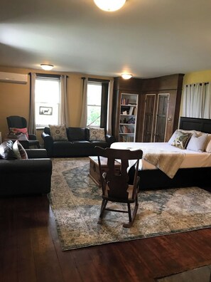 Een smart-tv, boeken en een printer