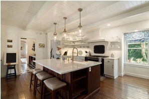 Fridge, microwave, oven, stovetop - Private Beach with Views: Stonehouse Estate, Near Wine Trail and Spa (Aurora)