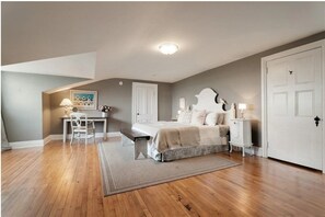 5 bedrooms, desk, iron/ironing board, free WiFi