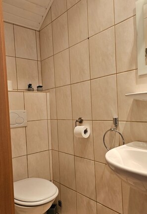 Een haardroger, handdoeken, toiletpapier