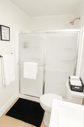 Dusche, Haartrockner, Handtücher, Seife